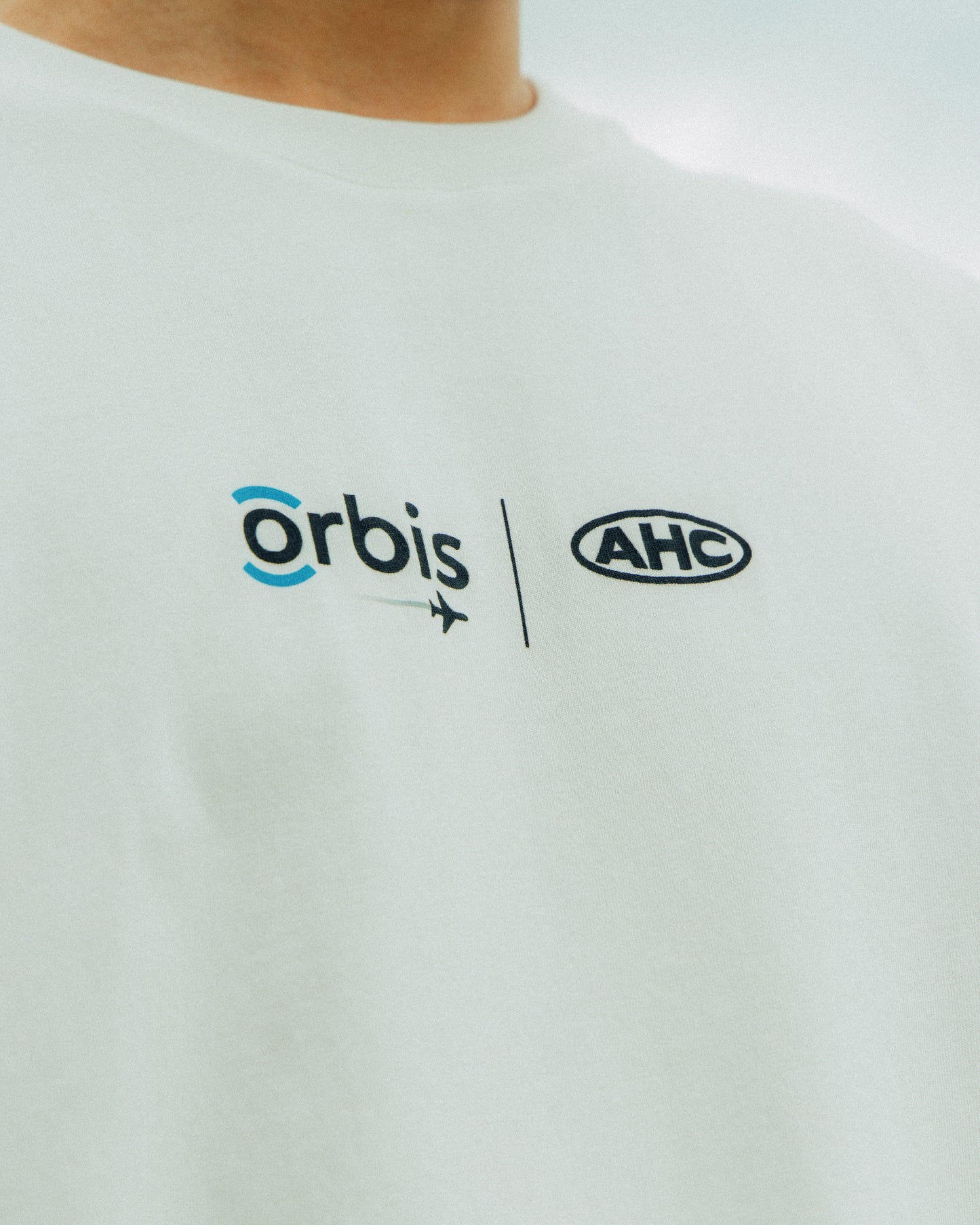 Aim Higher Club × Orbis Clarity Brings Courage Unisex Logo Tee/ White