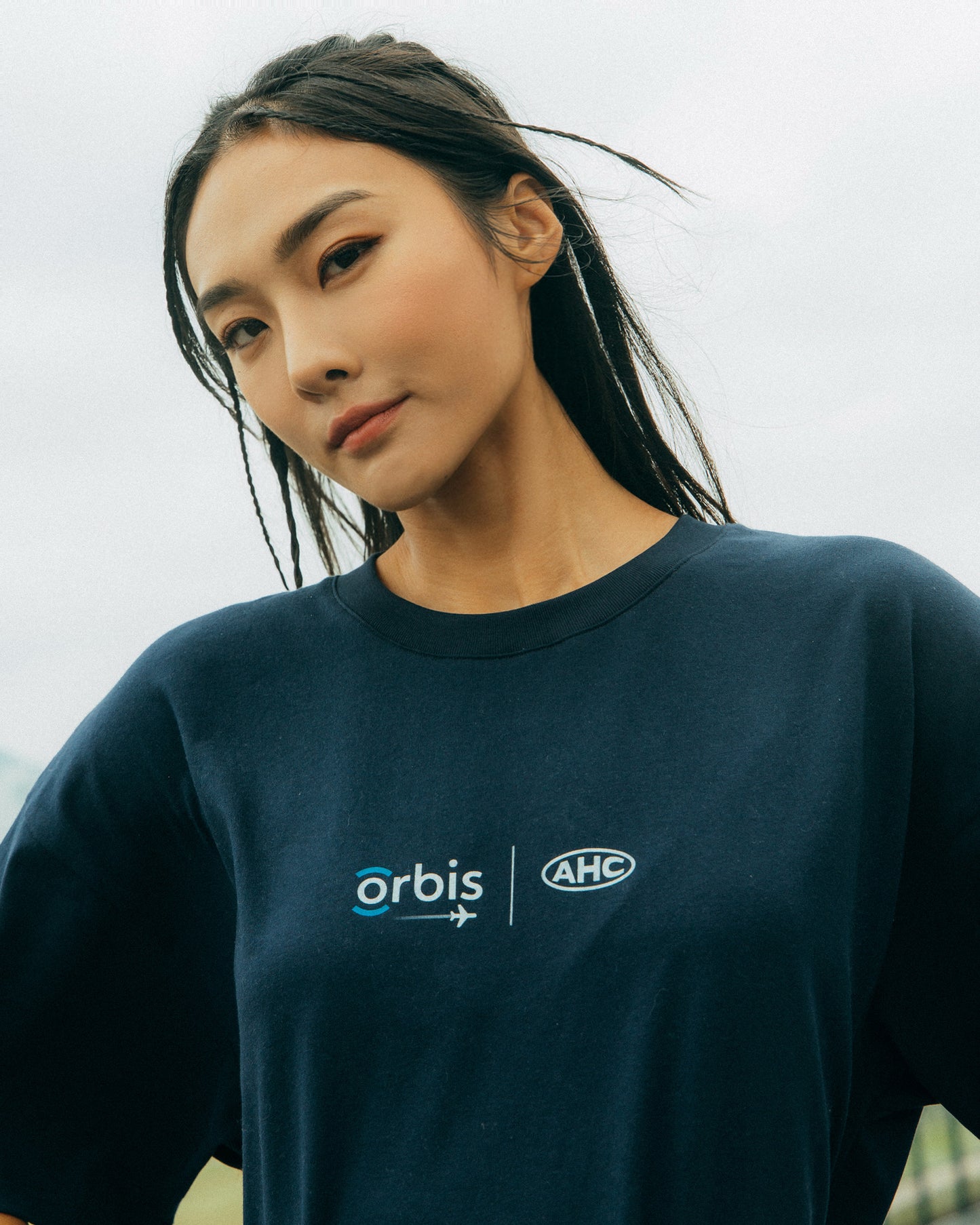 Aim Higher Club × Orbis Clarity Brings Courage Unisex Logo Tee/ Navy